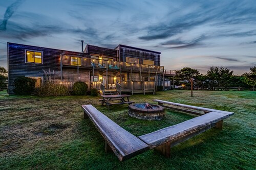 4-Acre Beach Farmhouse, hot tub, firepit, game room, 3 min walk to beach, slp 14