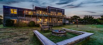 4-Acre Beach Farmhouse, hot tub, firepit, game room, 3 min walk to beach, slp 14