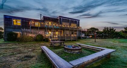 4-Acre Beach Farmhouse, hot tub, firepit, game room, 3 min walk to beach, slp 14