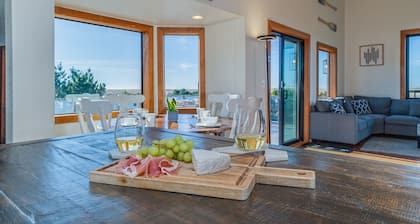 4-Acre Beach Farmhouse, hot tub, firepit, game room, 3 min walk to beach, slp 12