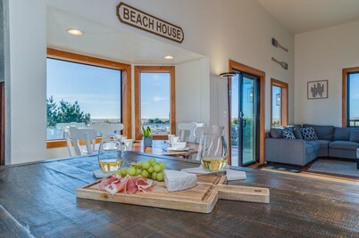 4-Acre Beach Farmhouse, hot tub, firepit, game room, 3 min walk to beach, slp 12