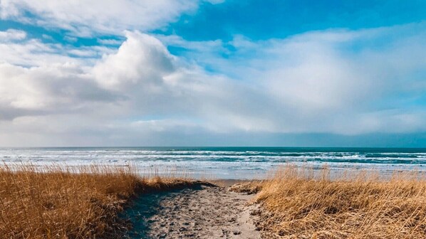 Sur la plage, chaise longue, serviettes de plage