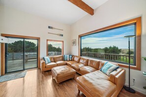Smart TV, chimenea, videojuegos y reproductor de DVD 