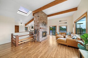 Älytelevisio, takka, videopelejä, DVD-soitin