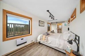 5 bedrooms, desk, iron/ironing board, travel cot