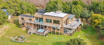 4-Acre Beach Farmhouse, hot tub, firepit, game room, 3 min walk to beach, slp 12