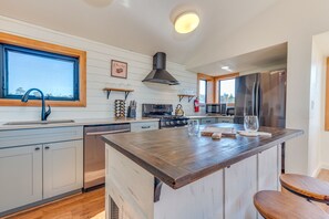 ثلاجة، ميكروويف، فرن، موقد طهي مسطح