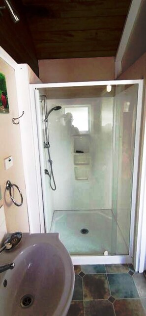 Douche, sèche-cheveux, serviettes fournies, savon