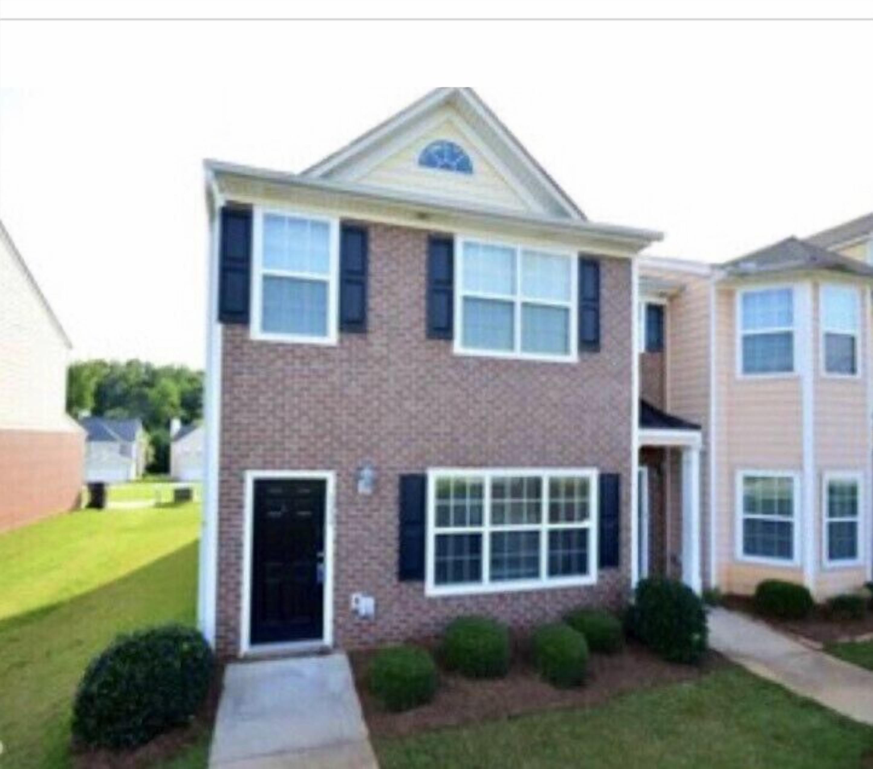 Nice 3 bedroom townhome minutes away from airport