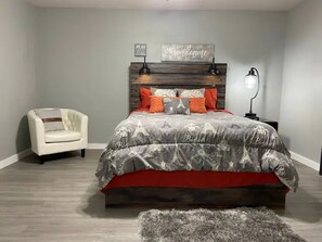 4 chambres, fer et planche à repasser, lit de bébé portatif