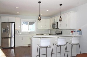 Fridge, microwave, oven, stovetop - La Casa Lakeview Cottage - 3bdrm/3bath (Kelowna)