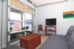 Smart TV, video games, books - La Casa Lakeview Cottage - 3bdrm/3bath (Kelowna)