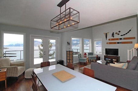 Smart TV, video games, books. La Casa Lakeview Cottage - 3bdrm/3bath