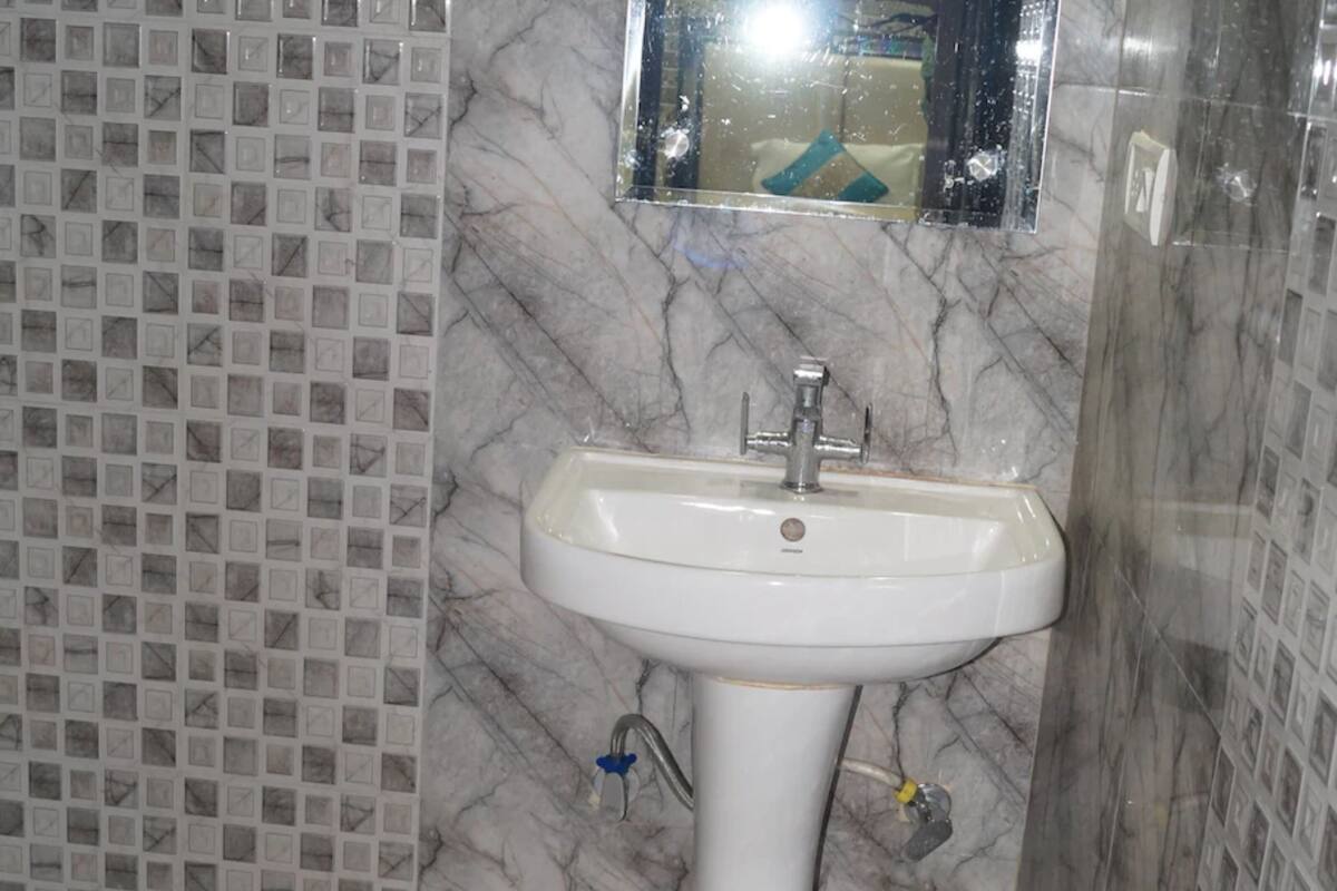 Deluxe Double Room | Bathroom | Shower, towels