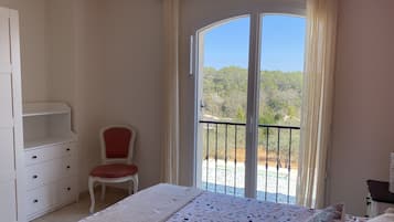 6 bedrooms, in-room safe, desk, iron/ironing board