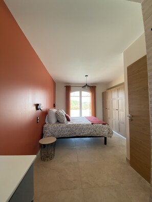 6 bedrooms, in-room safe, desk, iron/ironing board