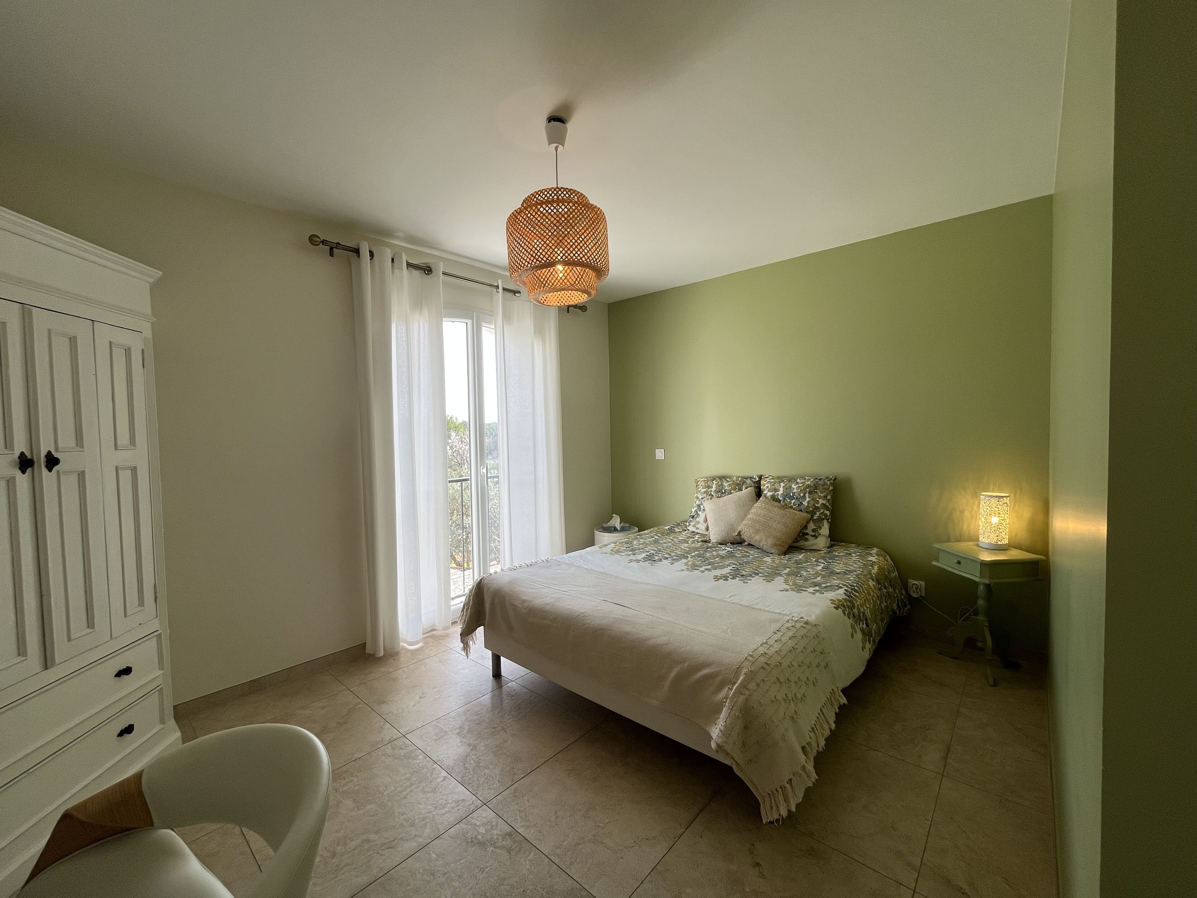 6 chambres, coffres-forts dans les chambres, bureau