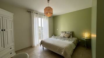 6 chambres, coffres-forts dans les chambres, bureau