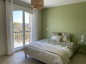 6 chambres, coffres-forts dans les chambres, bureau