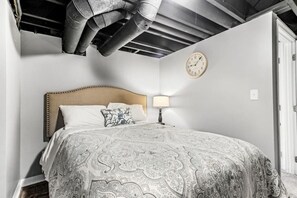 3 bedrooms, desk, iron/ironing board, WiFi