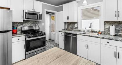 Paris in the Heights: 3Bed+Backyard Patio