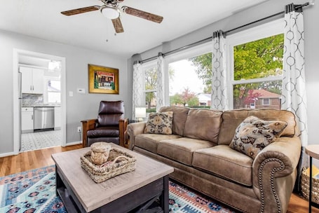 TV. Paris in the Heights: 3Bed+Backyard Patio