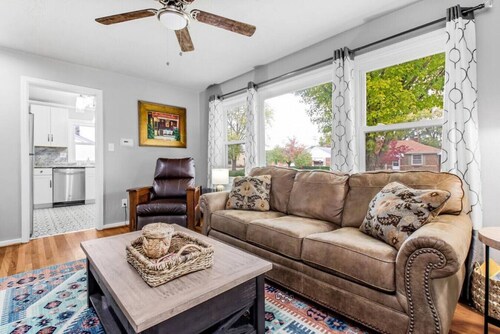 Paris in the Heights: 3Bed+Backyard Patio