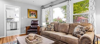 Paris in the Heights: 3Bed+Backyard Patio