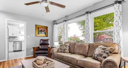 Paris in the Heights: 3Bed+Backyard Patio