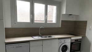A compact kitchen with a dishwasher, washing machine, and oven. - 10 minutes from Penly Ideal for seasonal workers, athletes and walkers (bailly en rivière)