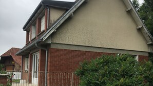 A two-story house with a brick facade and a balcony. - 10 minutes from Penly Ideal for seasonal workers, athletes and walkers (bailly en rivière)