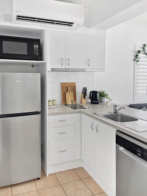 Fridge, microwave, stovetop, dishwasher