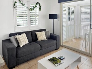 Smart TV, DVD player, books, stereo - Top Spot on Macrossan, Port Douglas 100m to Beach (Port Douglas)