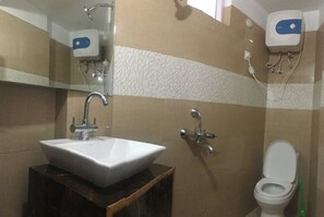 Regadera, regadera tipo lluvia, amenidades de baño gratuitas, batas 