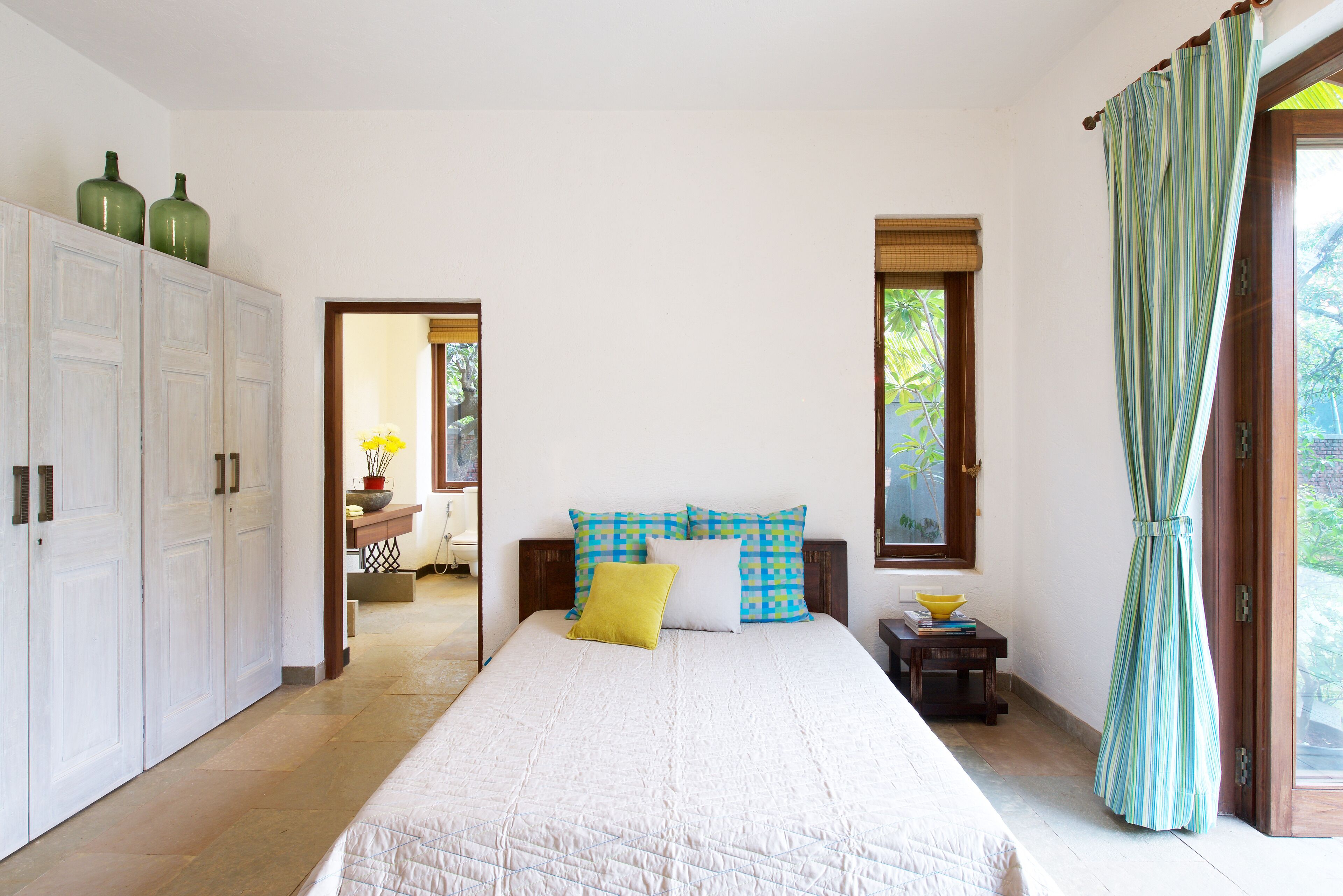 House (The Mango House) | Desk, bed sheets