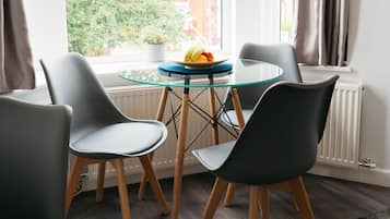Apartamento familiar, 2 habitaciones, no fumadores, cocina básica | Zona de estar | Una televisión de pantalla plana, Netflix, suelo radiante