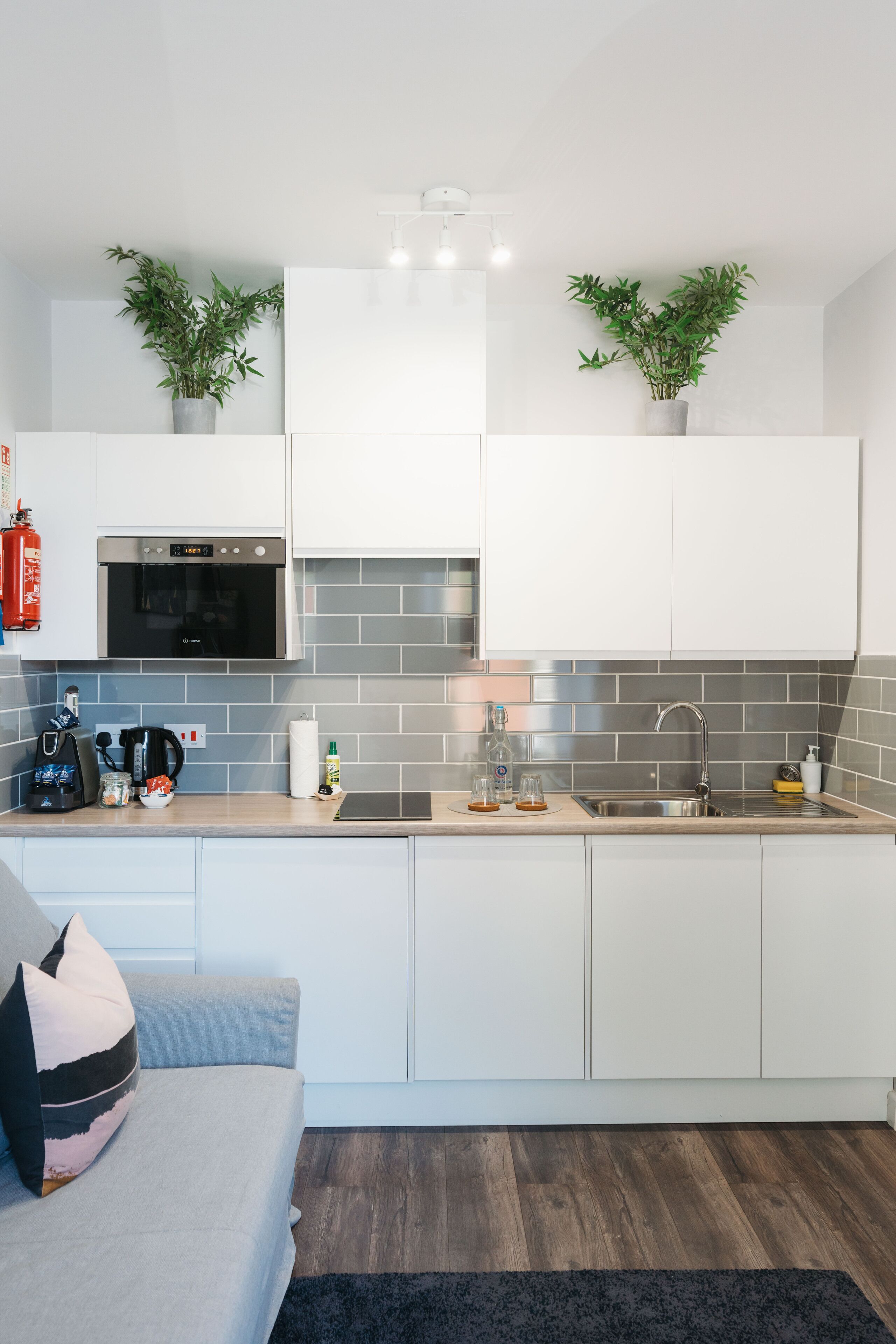 ซูพีเรียอพาร์ทเมนท์, เตียงคิงไซส์ 1 เตียง และโซฟาเบด, ปลอดบุหรี่, ชั้นล่าง | ครัวส่วนตัว | ตู้เย็นเล็ก, ไมโครเวฟ, เตาประกอบอาหาร, เครื่องชงกาแฟเอสเปรสโซ