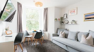 Apartamento familiar, 2 habitaciones, no fumadores, cocina básica | Zona de estar | Una televisión de pantalla plana, Netflix, suelo radiante