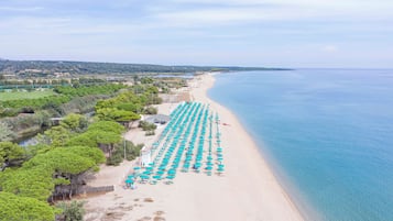 Een privéstrand, wit zand, een strandbar, kajakken