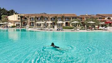 Piscina externa, espreguiçadeiras