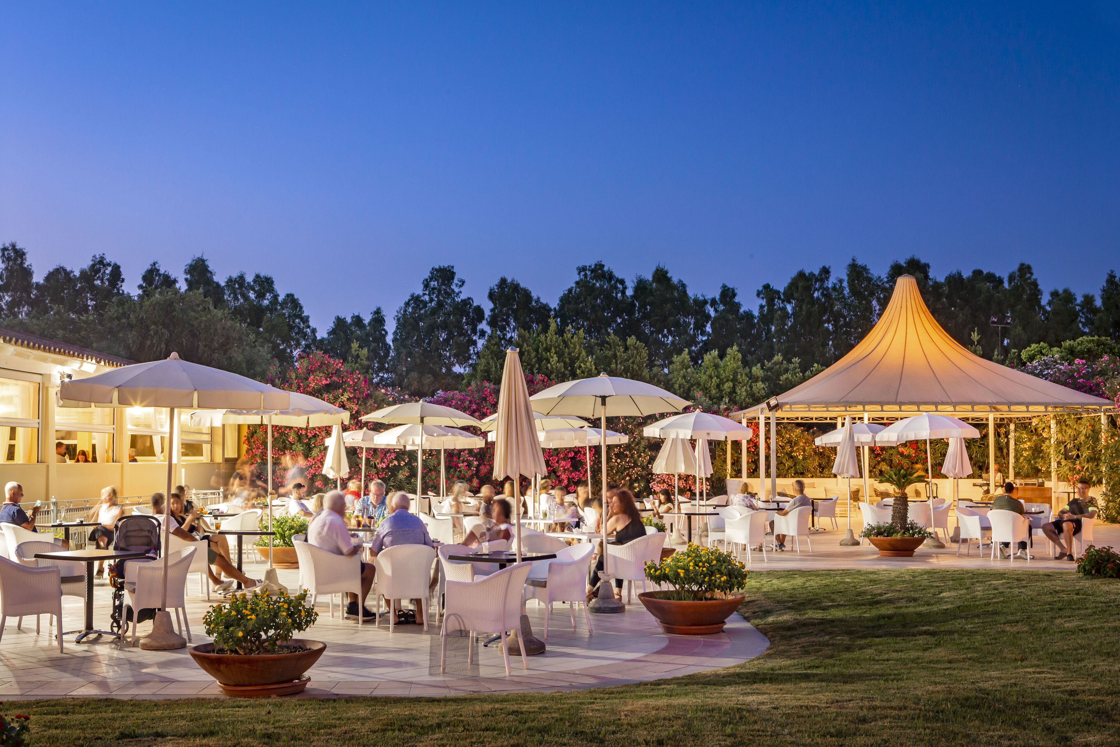 Bar en bord de piscine