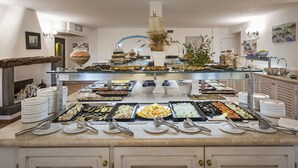 A buffet with various dishes and utensils. - Sentido Orosei Beach (Orosei)