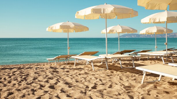 A beach with white umbrellas and sun loungers. - Sentido Orosei Beach (Orosei)