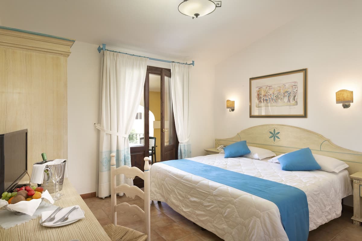 Classic Double or Twin Room | Minibar, in-room safe, desk, blackout drapes