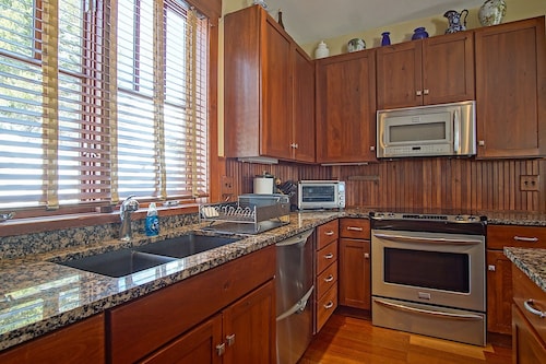 Sanctuary Family Paradise  Private Home with Hot tub  Snowshoe Mtn Resort