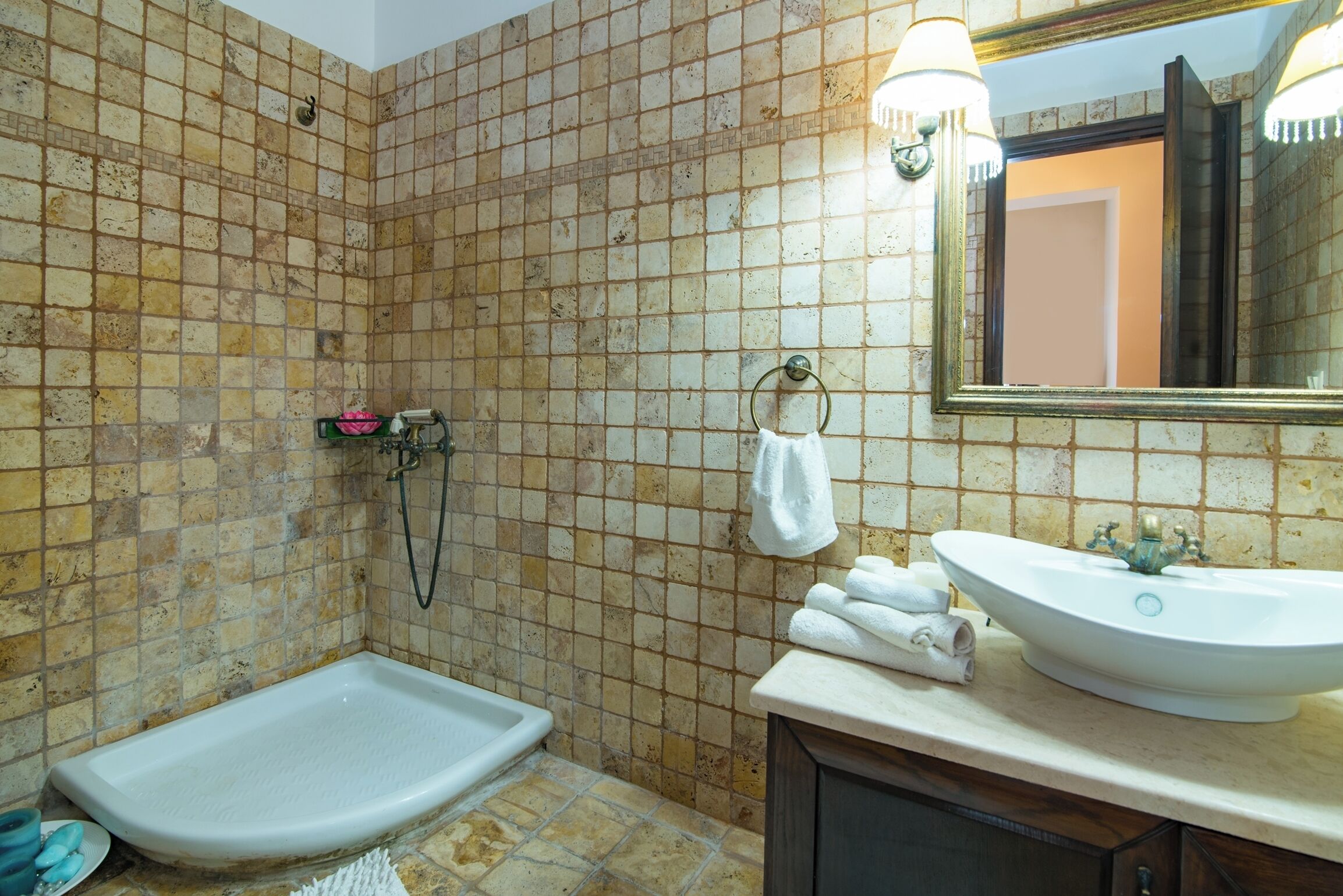 Ein Badezimmer mit Badewanne, Waschbecken und Spiegel.