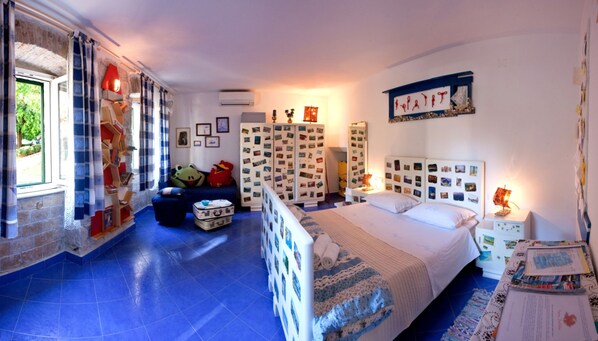 1 bedroom, travel crib