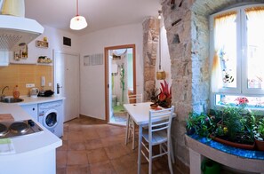 Coffee/tea maker, electric kettle, dining tables - Happy Jackdaw in the Center of Split (Split)