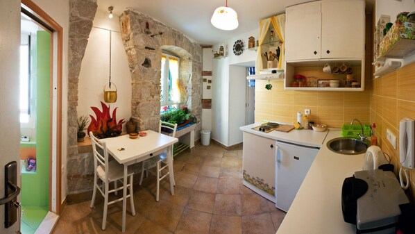Coffee/tea maker, electric kettle, dining tables