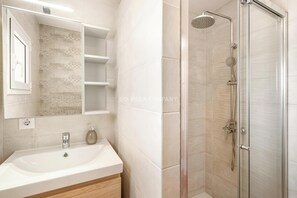 Shower, hair dryer, towels - Wonderful Villa in Tranquil Area - Private Pool, 250m from Sea, Air-conditioning (Son Ganxo)